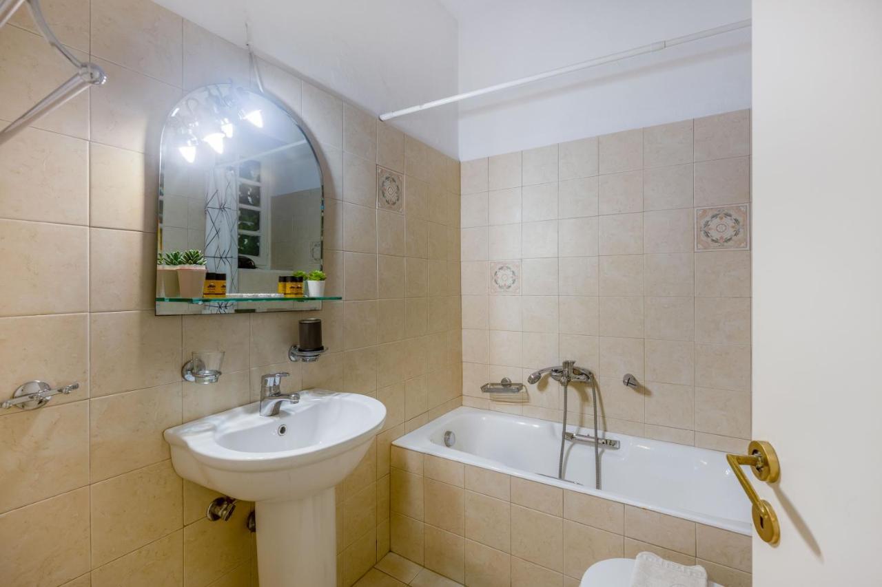 Charming Apartment In The Heart Of Plaka Athena Bagian luar foto
